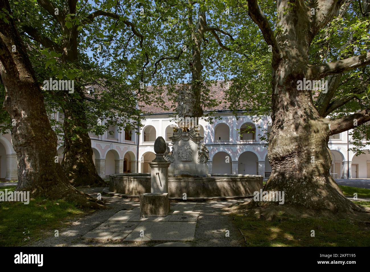 Innenhof des Klosters Heiligenkreuz, Niederösterreich, Österreich, Europa Stockfoto