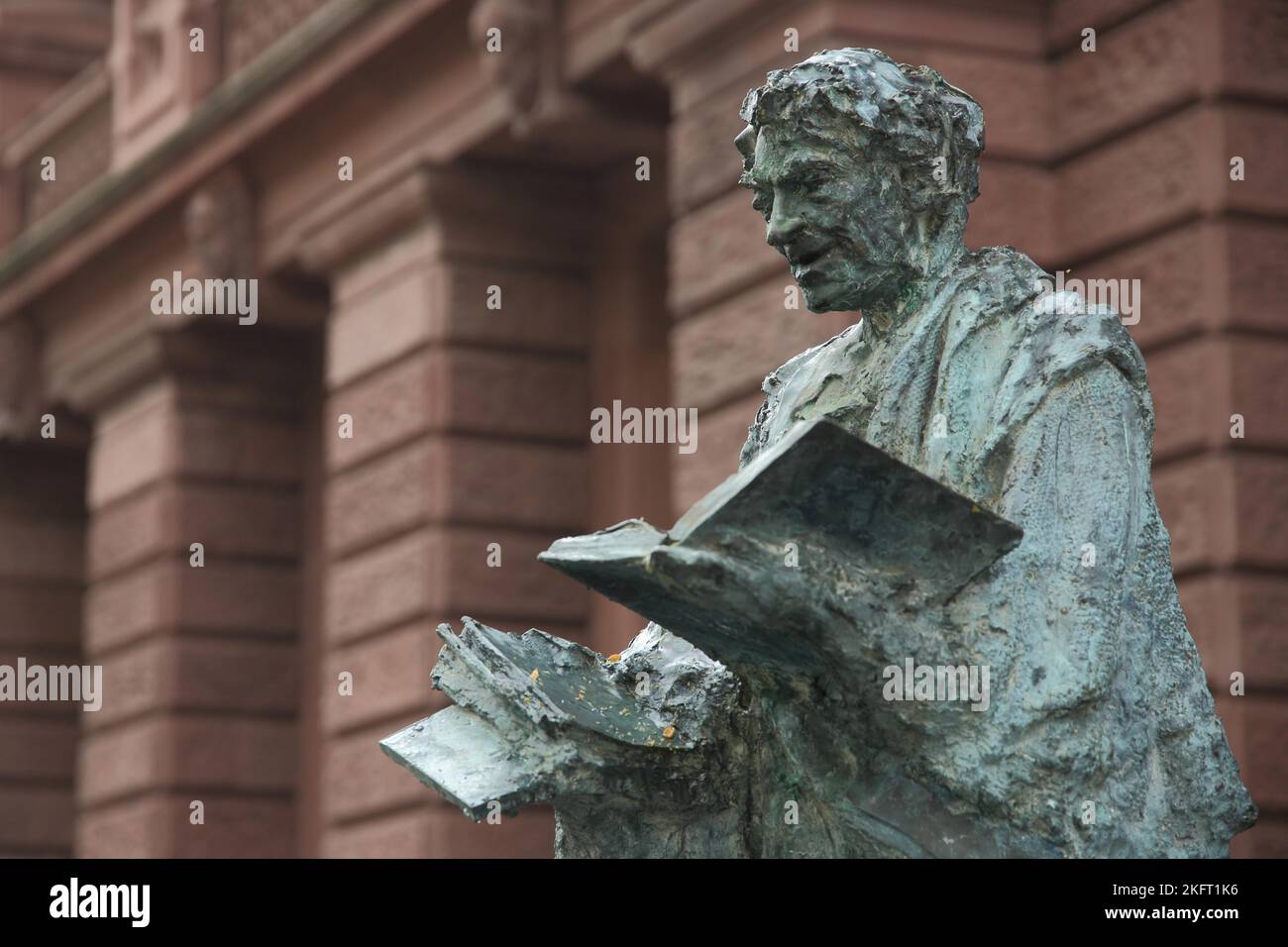 Skulptur und Denkmal des Theologen und Gelehrten Rabanus, Rhabanus, Maurus 780-856, Mann, Buch, Detail, 117er Ehrenhof, Neustadt, Mainz, Rhein-Hessen RE Stockfoto