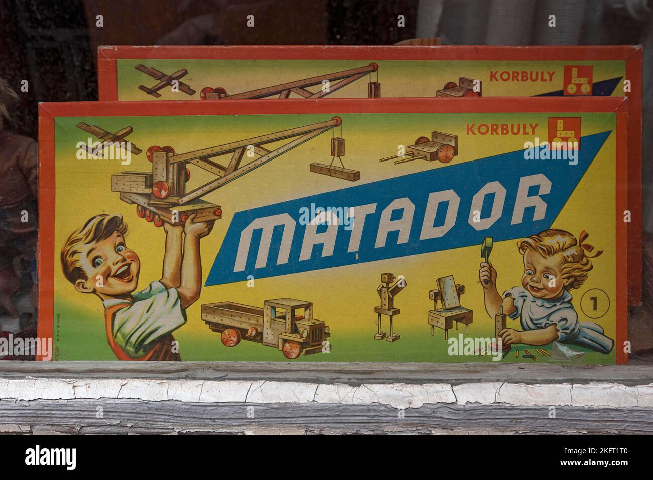 Alte Matador-Bauset-Verpackung aus dem Jahr 1950s im Schaufenster, Lüneburg, Niedersachsen, Deutschland, Europa Stockfoto