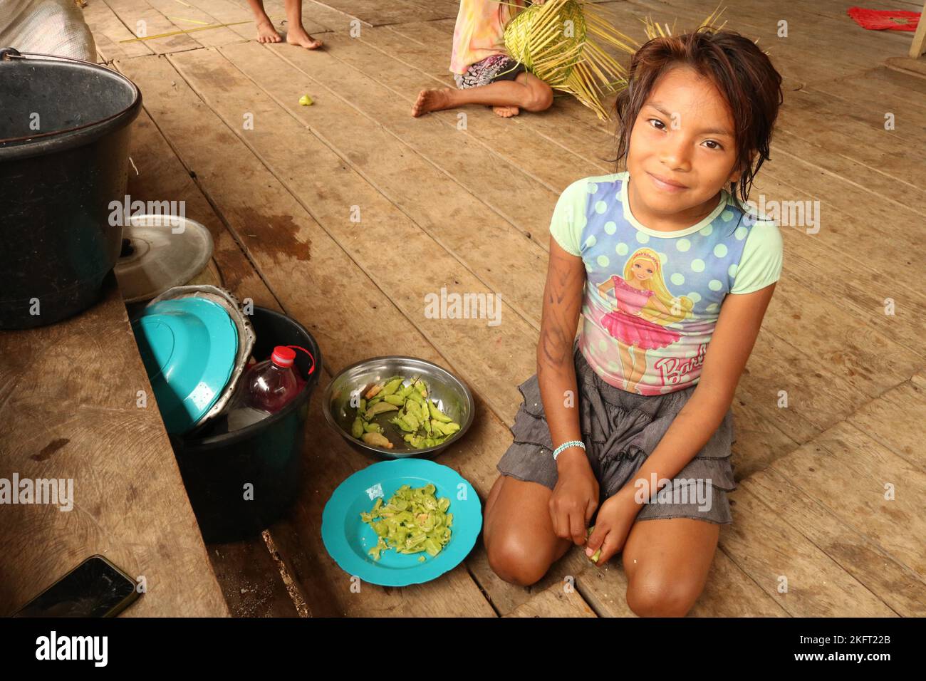 Indigene Völker, kleines Mädchen der indigenen Bevölkerung Huni Kuin hilft beim Mittagessen, Acre, Brasilien, Südamerika vorzubereiten Stockfoto