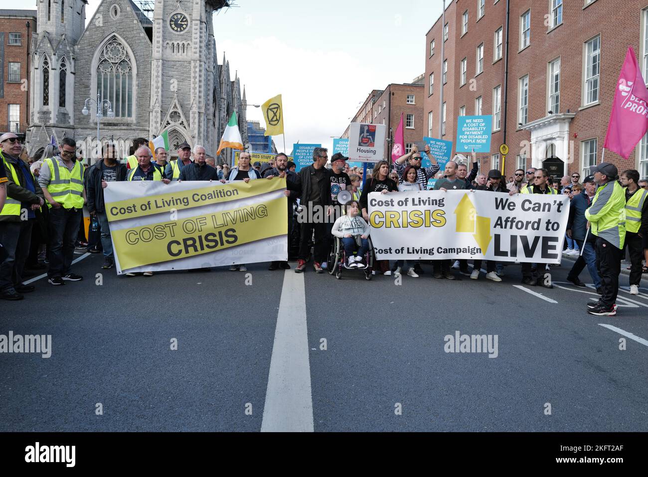 Die Teilnehmer des „Cost of Living Crisis“-protestmarsches stellen sich an, um die Parade mit Transparenten durch das Stadtzentrum zu führen. Dublin, Irland Stockfoto