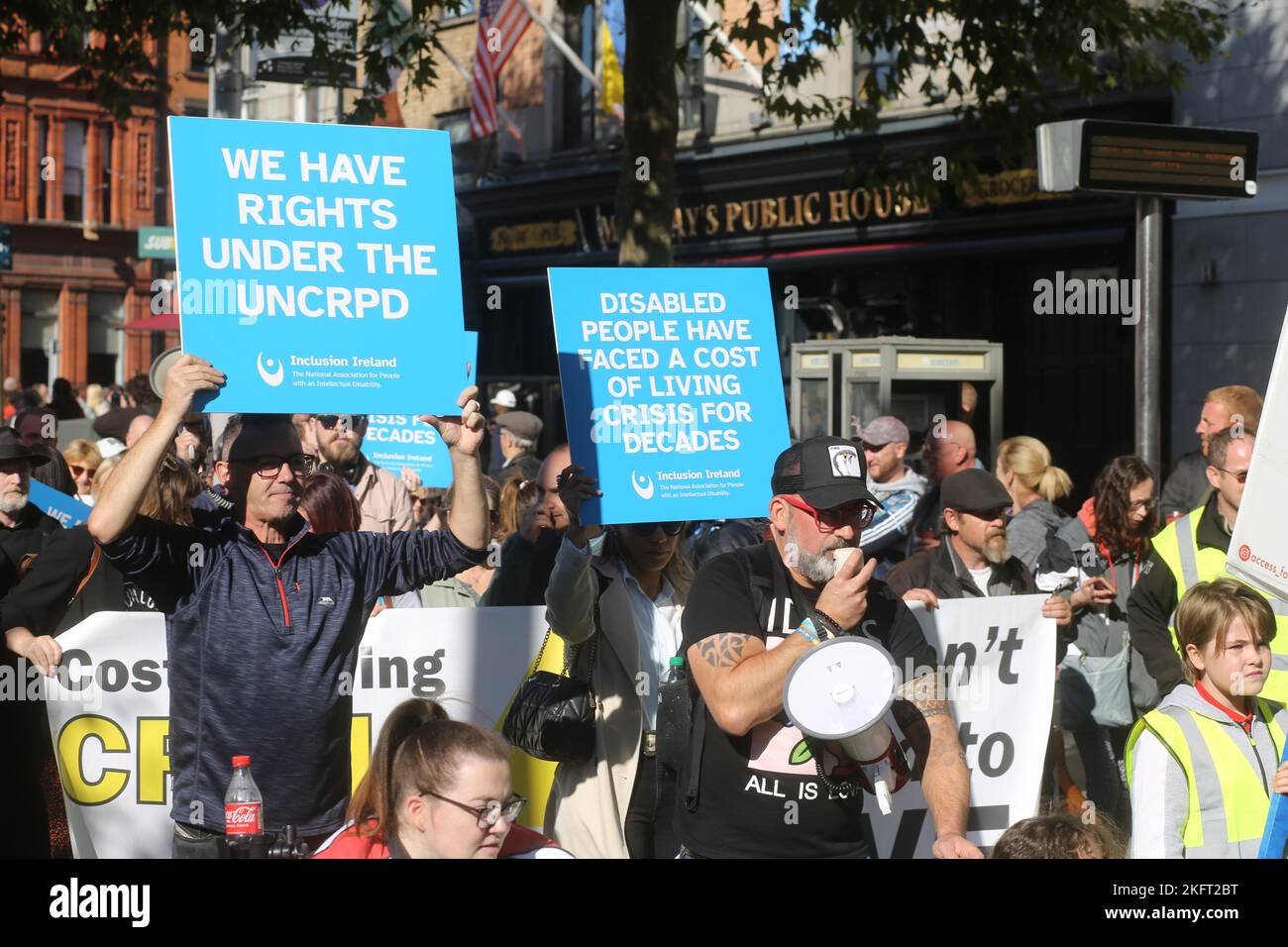 Menschen, die Plakate halten, fordern Rechte für Behinderte während eines „Cost of Living“-Krisenproteste. Dublin, Irland, Europa Stockfoto