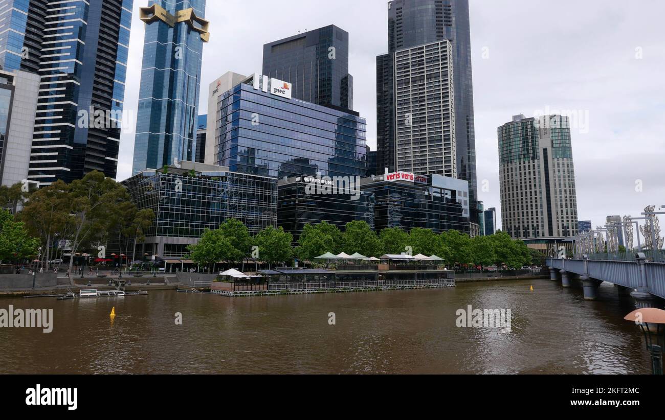 11. November 2022 - Melbourne Australien: Skyline der Stadt über dem Yarra River Stockfoto