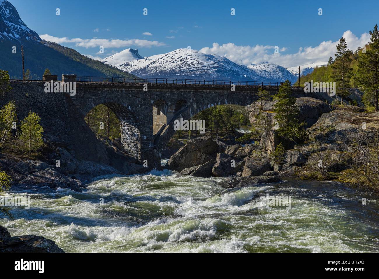 Fluss- und Bergpanorama in Gudbrandsdalen, Norwegen, Europa Stockfoto