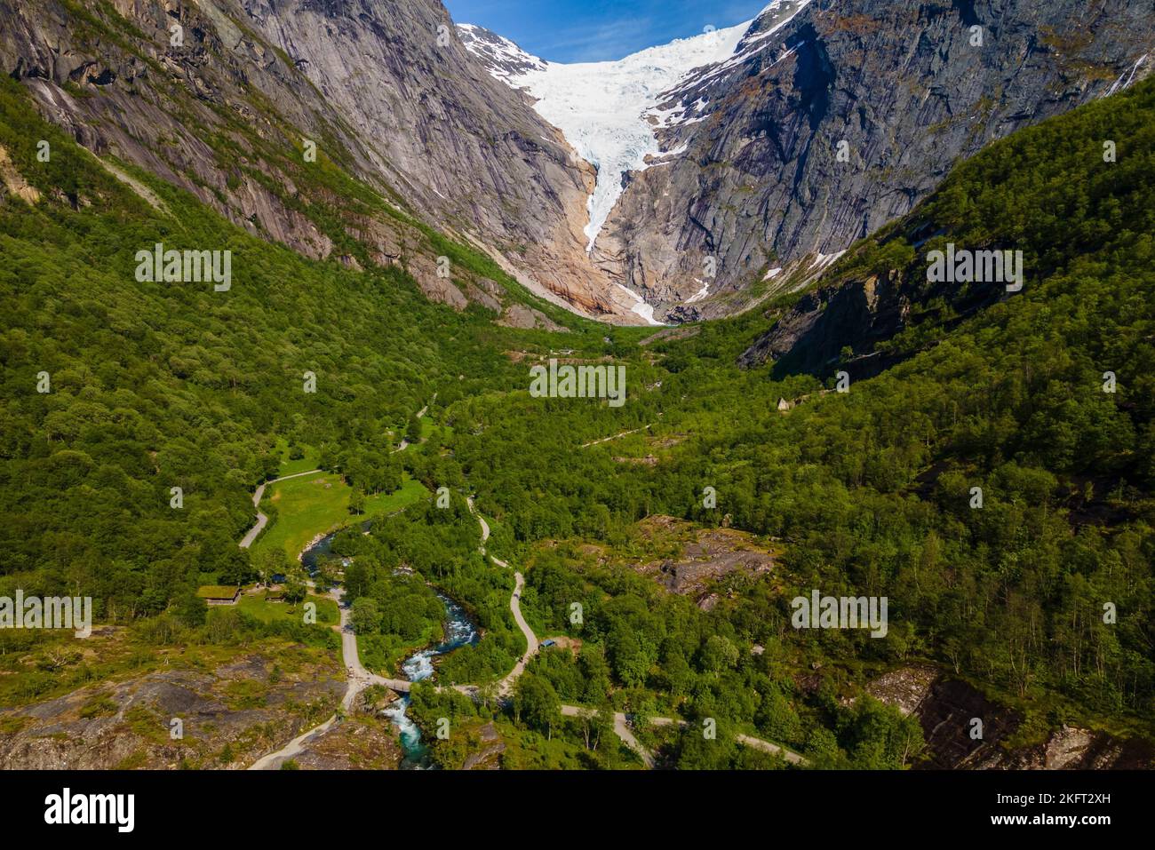 Drohnenansicht des Briksdalsbreen-Tals und Gletschers, Norwegen, Europa Stockfoto