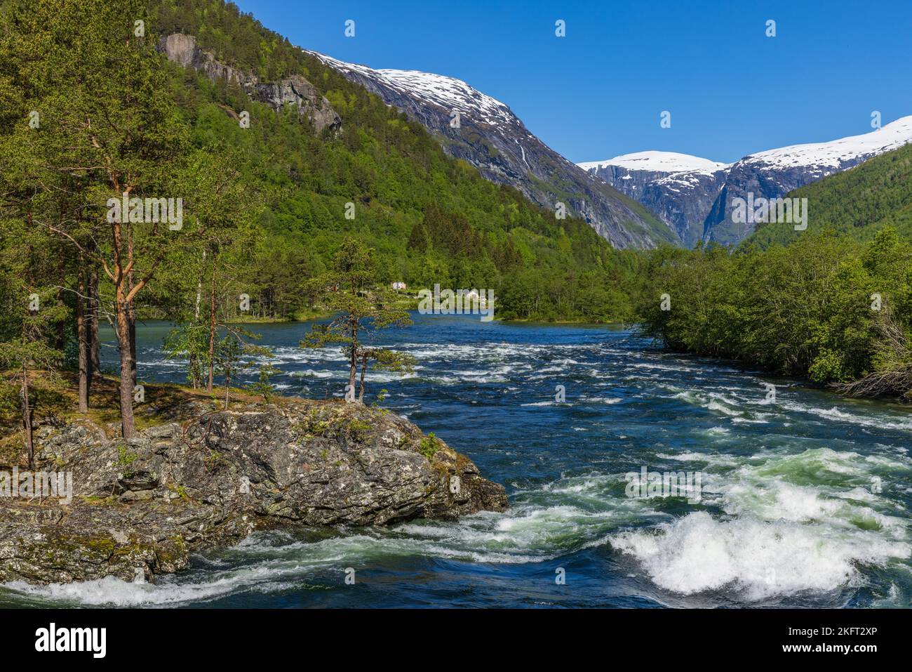 Fluss- und Bergpanorama in Gudbrandsdalen, Norwegen, Europa Stockfoto