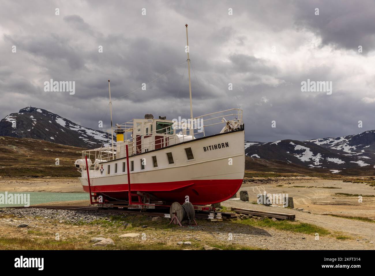 Ausflugsboot an einem Stausee auf dem Valdrez Touristenvegen, Norwegen, Europa Stockfoto