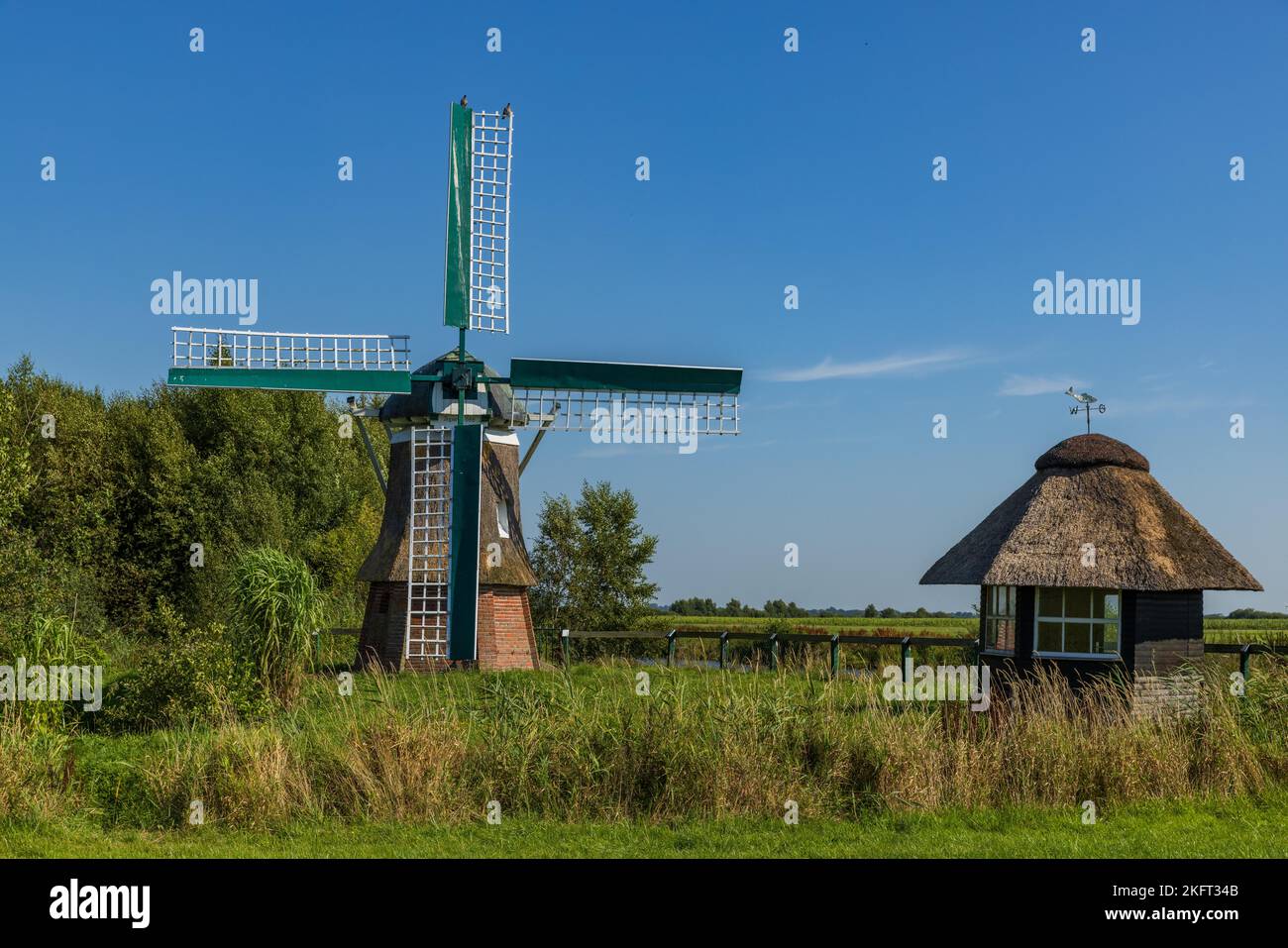 Alte Windmühle im Südbrookmerland, Ostfriesland, Niedersachsen, Deutschland, Europa Stockfoto