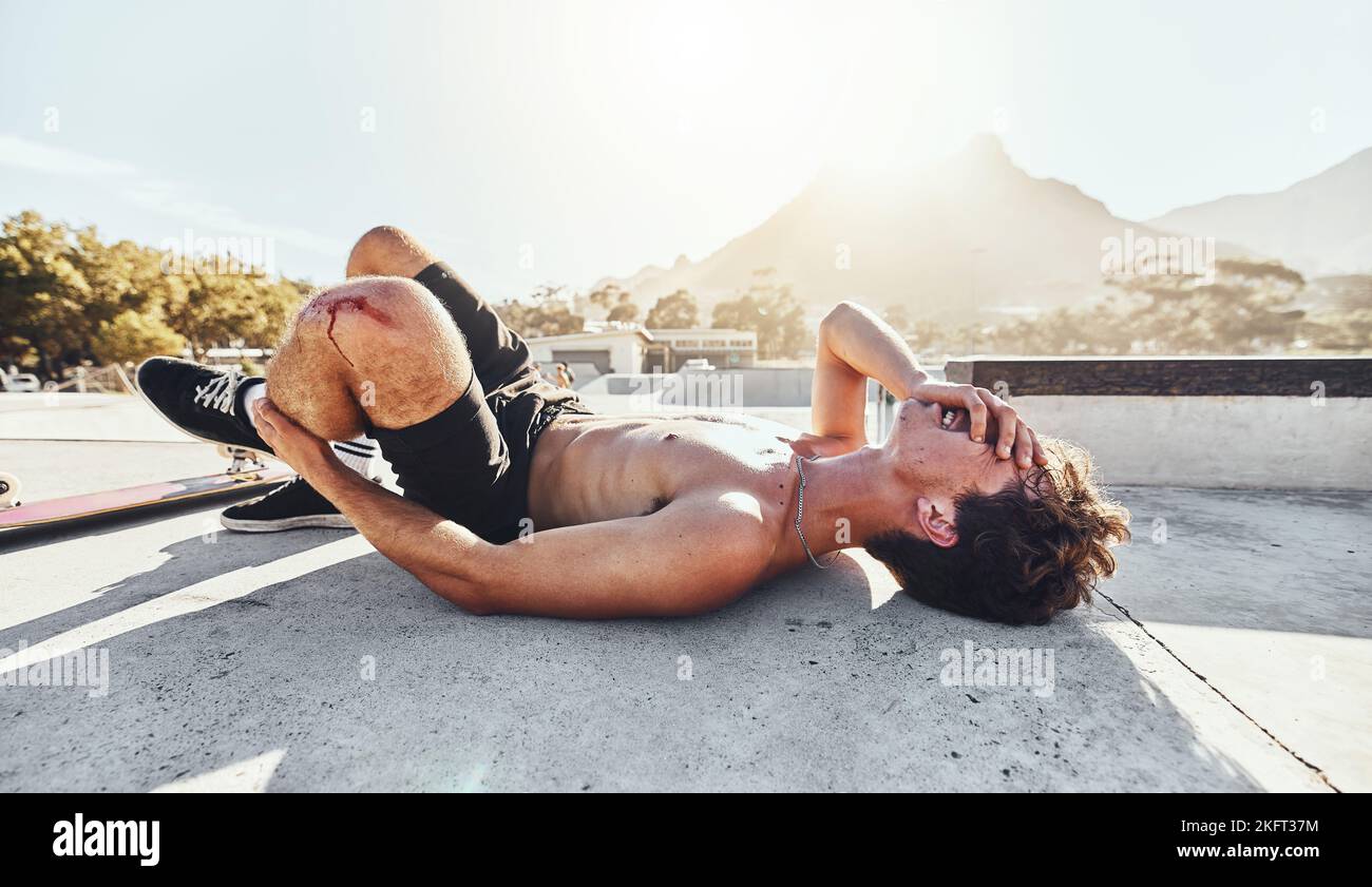 Fitness, Knieverletzung und Mann mit Schmerzen durch Blutwunde nach Training, Laufen oder Sportunfall. Medizinischer Gesundheitsnotstand eines Sportlers, der verletzt wurde Stockfoto