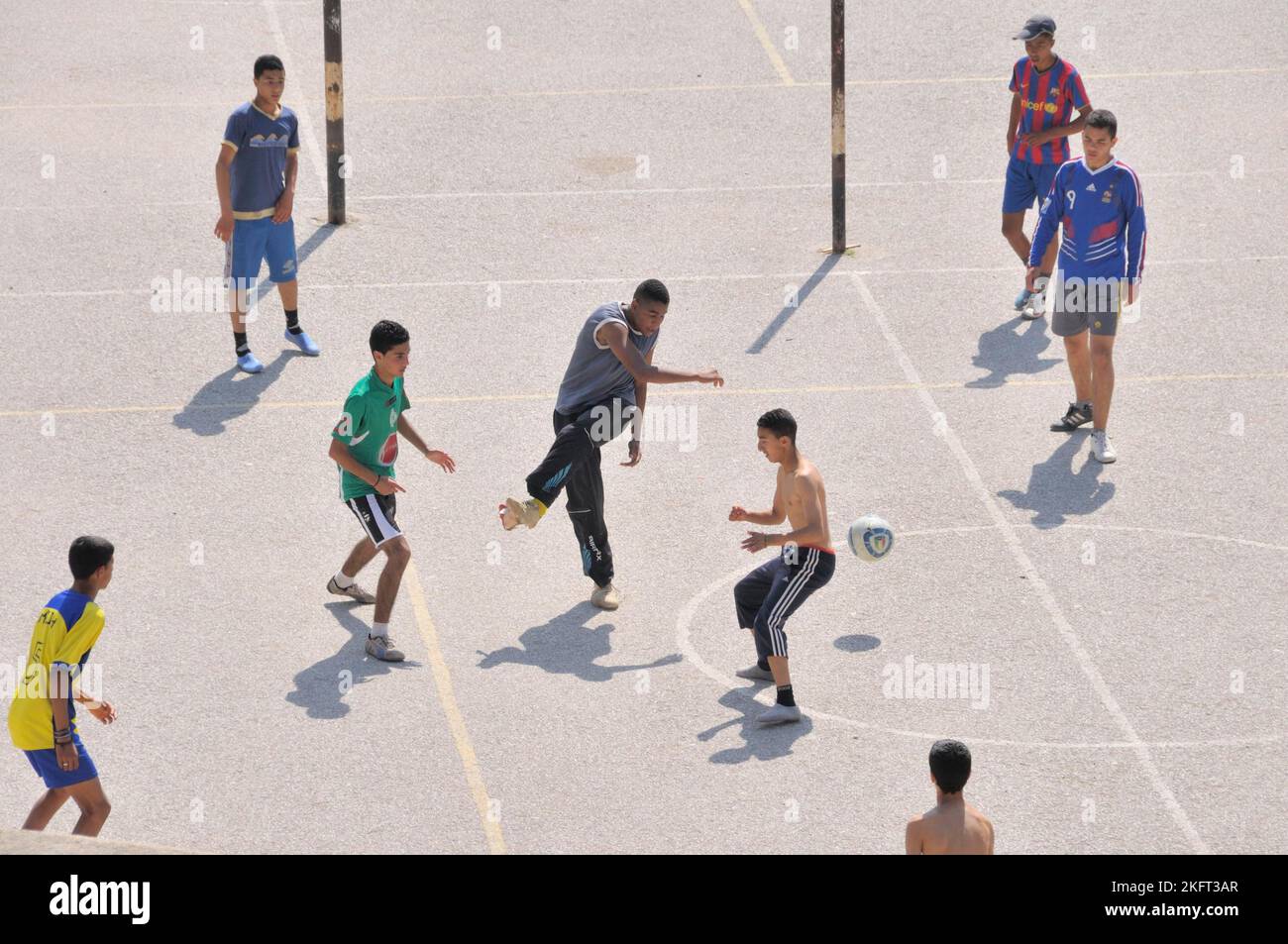 Junge Menschen spielen Fußball auf einem Fußballplatz, Fes, Marokko, Afrika Stockfoto