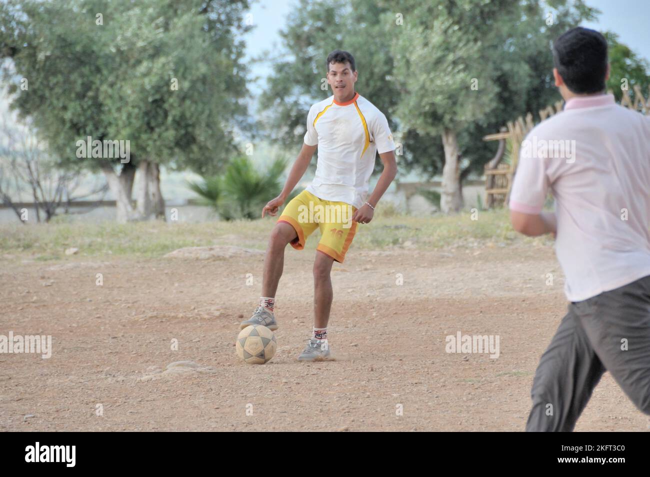 Männer spielen Fußball, Besiedlung der ärmeren Bevölkerung außerhalb Fes, Marokko, Afrika Stockfoto