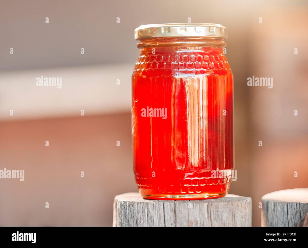 Honig, Glas und Glashintergrund, gesunde Ernährung und Zuckerproduktion aus Bienenzucht, Bio und Nachhaltigkeit aus der Natur. Nahaufstehflasche Stockfoto