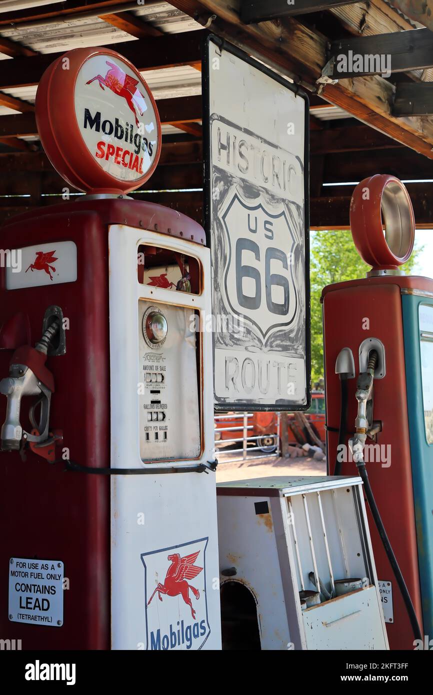 Antike Gaspumpen im Hackberry General Store an der historischen Route 66. Kingman, Arizona, USA, Nordamerika Stockfoto