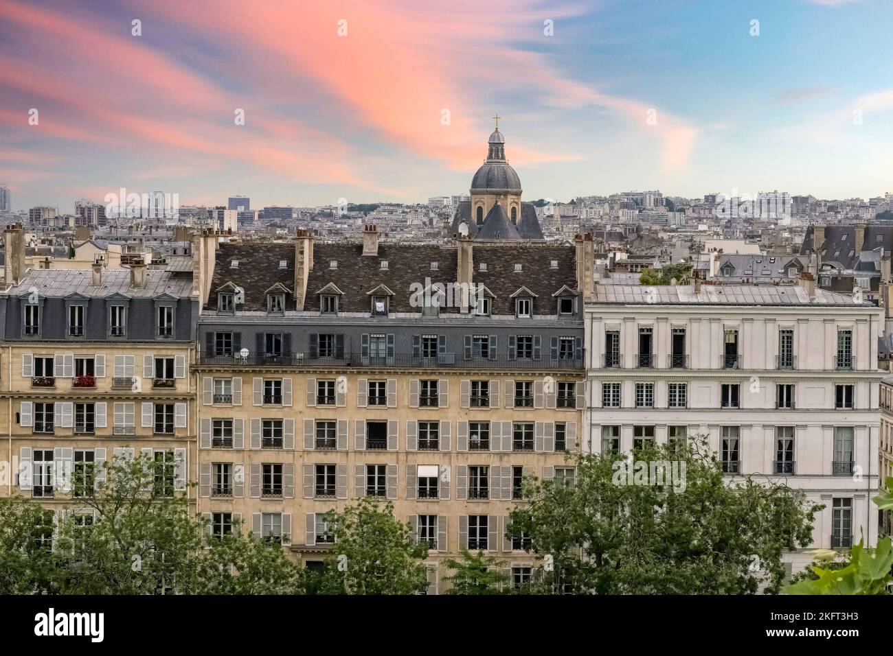 Paris, ile saint-louis und Quai de Bethune, wunderschöne alte Gebäude, Sonnenuntergang Stockfoto