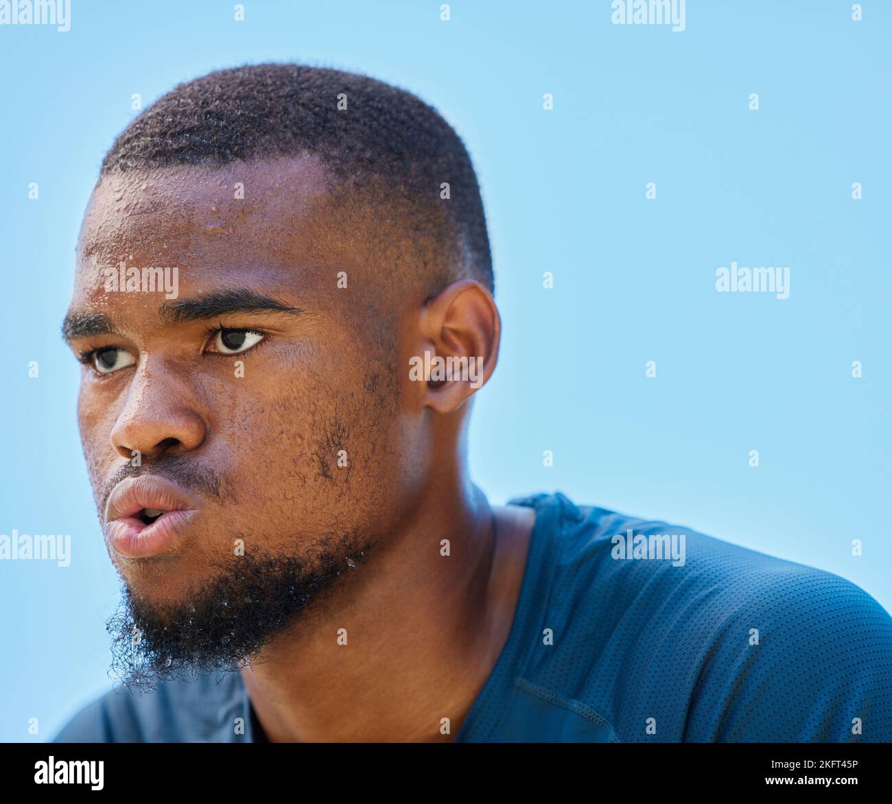 Gesicht, Sportfitness und schwarzer Mann in der Natur bereit für Training, Bewegung oder Training. Basketball, blauer Himmel oder seriöser Athlet aus Nigeria mit Stockfoto