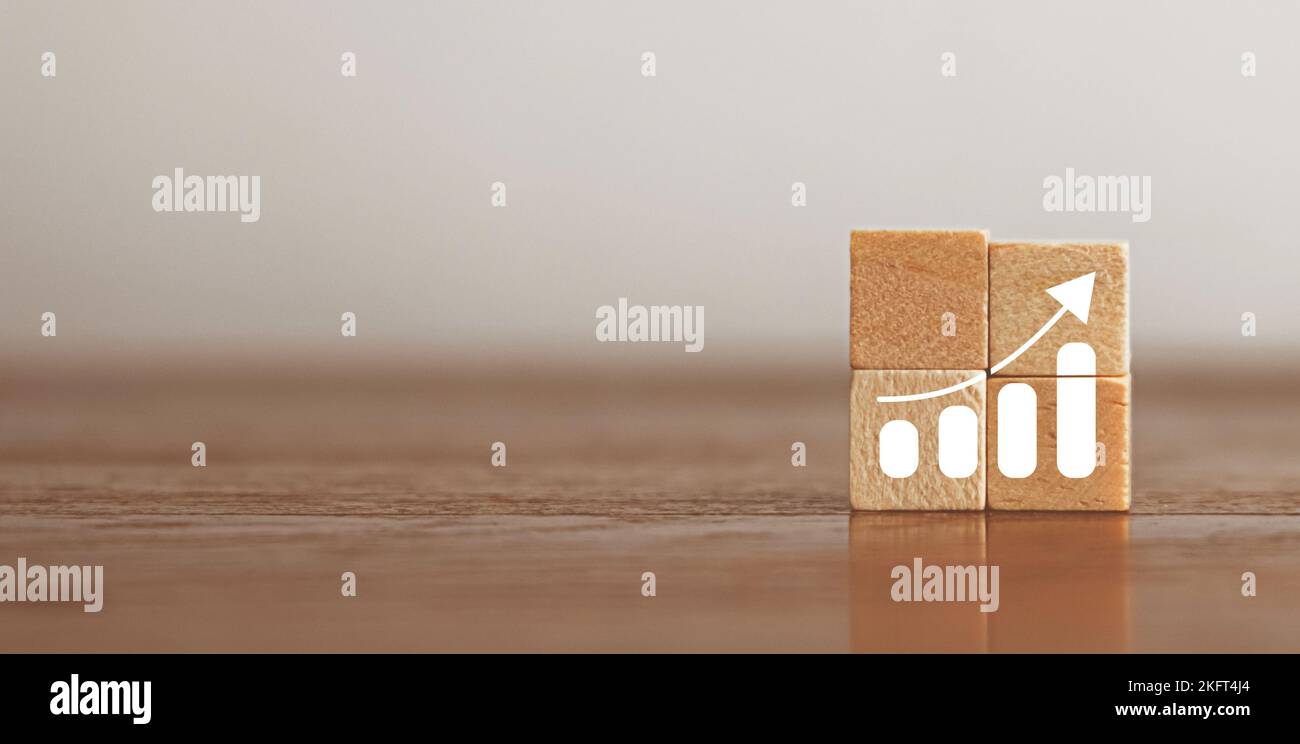 Woods Block Quadrat mit wachsenden Diagramm, Statistiken Grafik. Erfolgreiches Startup-Geschäftskonzept. Statistiken und Analysen des Datenmanagementsystems. KPI-Bericht Stockfoto