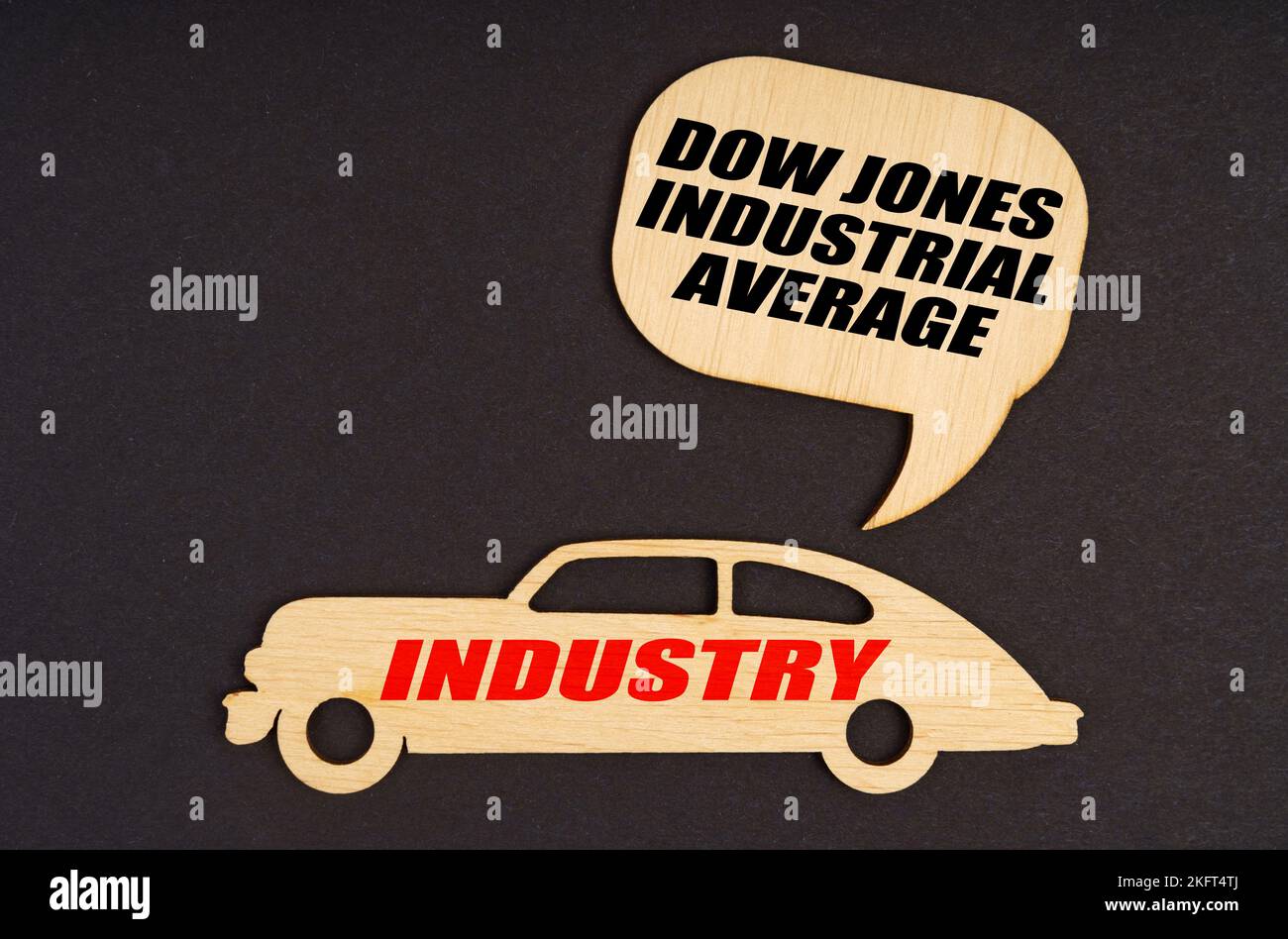 Branchenkonzept. Auf schwarzem Hintergrund ein Auto mit der Aufschrift Industry, darüber ein Schild mit der Aufschrift - Dow Jones Industrial Average Stockfoto
