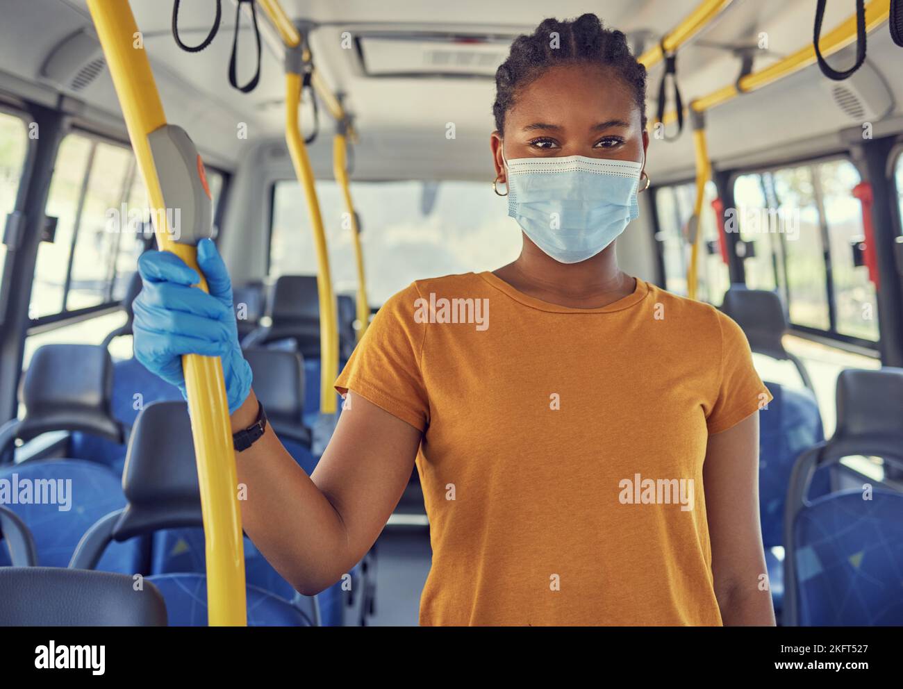 Transport, Covid und Porträt einer schwarzen Frau im Bus, die mit öffentlichen Verkehrsmitteln in der Stadt unterwegs ist. Reisen, pendeln und Mädchen mit medizinischen Handschuhen und Gesichtsmaske Stockfoto