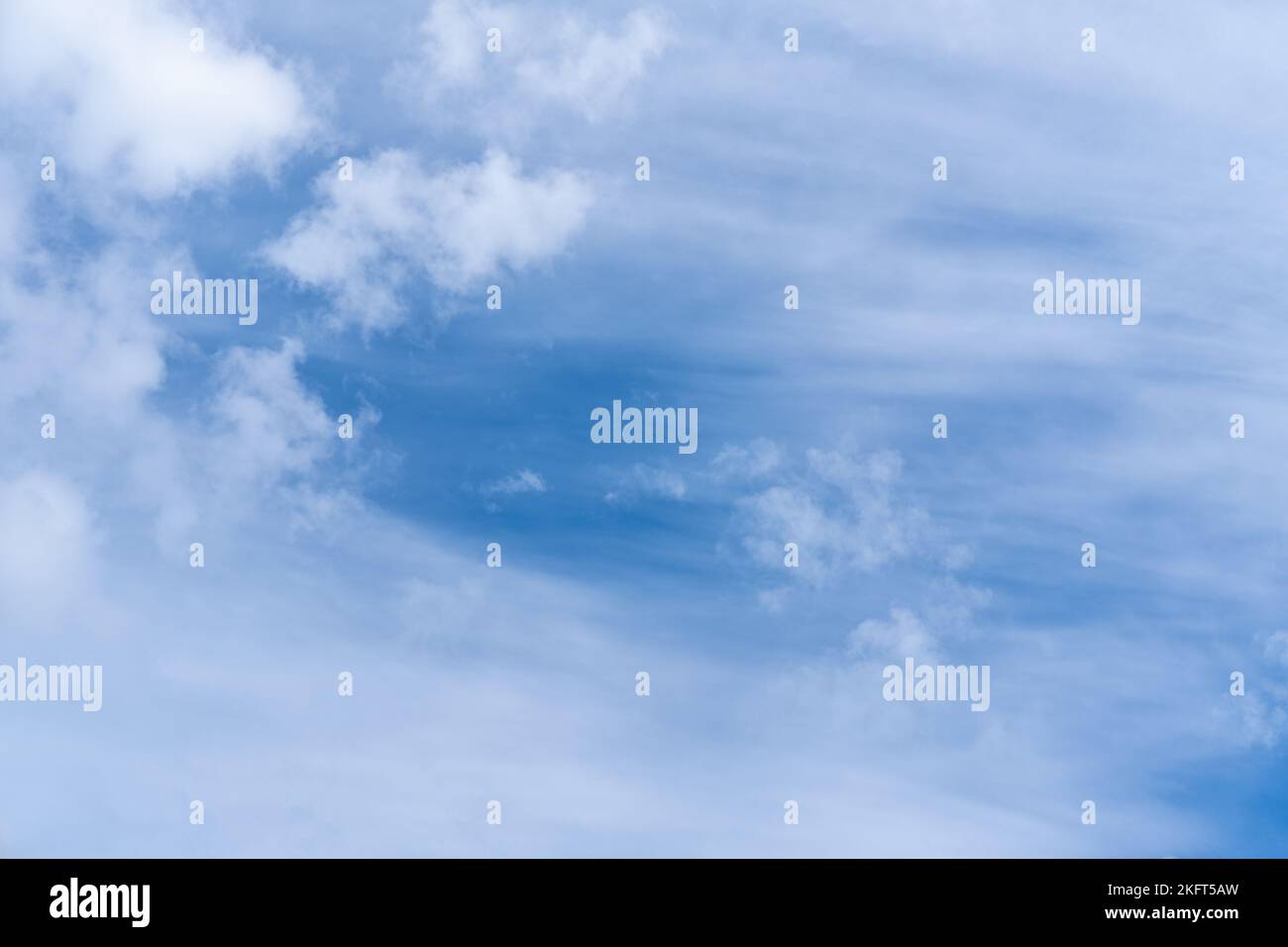 Wunderschöne dünne Cirrus-Wolken. Gestreifte Wolken am Morgenhimmel. Wolkenstreifen in tiefblauem Himmel. Panorama des blauen Himmels mit weißen flauschigen und st Stockfoto