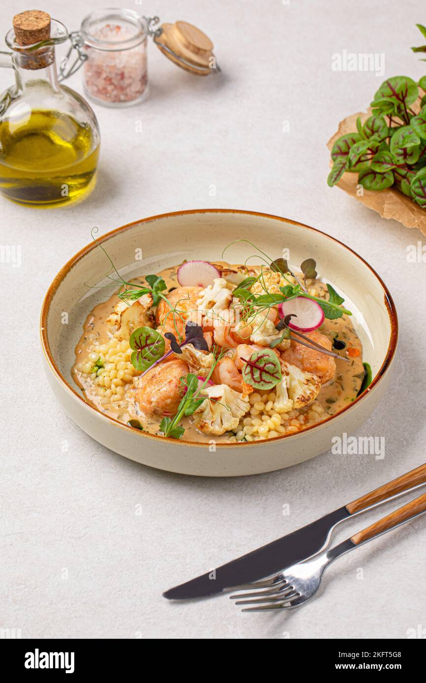 Portion Ptitim mit Meeresfrüchten und Kräutern Stockfoto