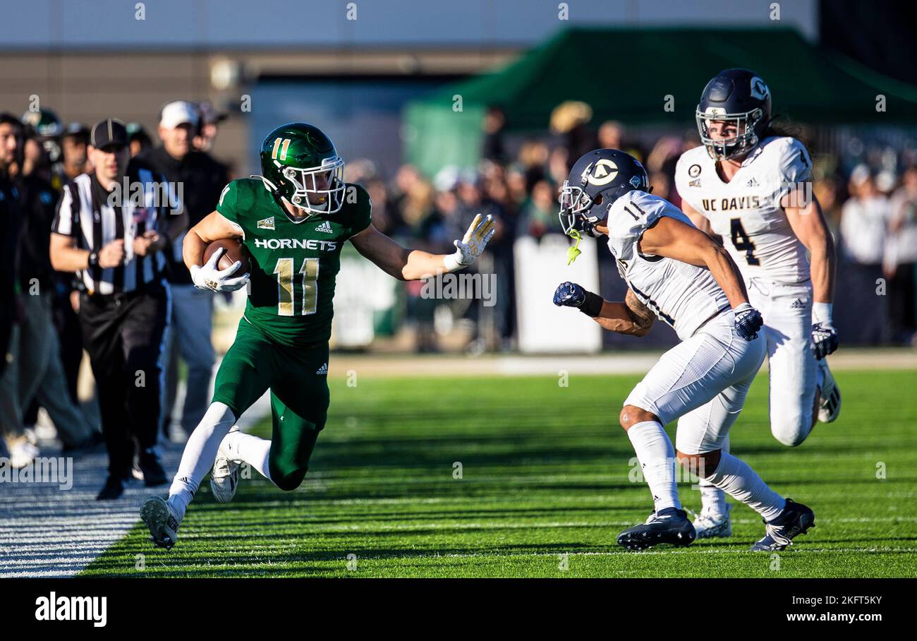 Hornet Stadium. 19.. November 2022. USA der Sacramento State Wide Receiver Parker Clayton (11) läuft beim NCAA Causeway Classic Football Spiel zwischen UC Davis Aggies und den Sacramento State Hornets auf dem freien Feld für einen ersten Down aus. Sacramento State schlug UC Davis 27-21 im Hornet Stadium. Thurman James/CSM/Alamy Live News Stockfoto