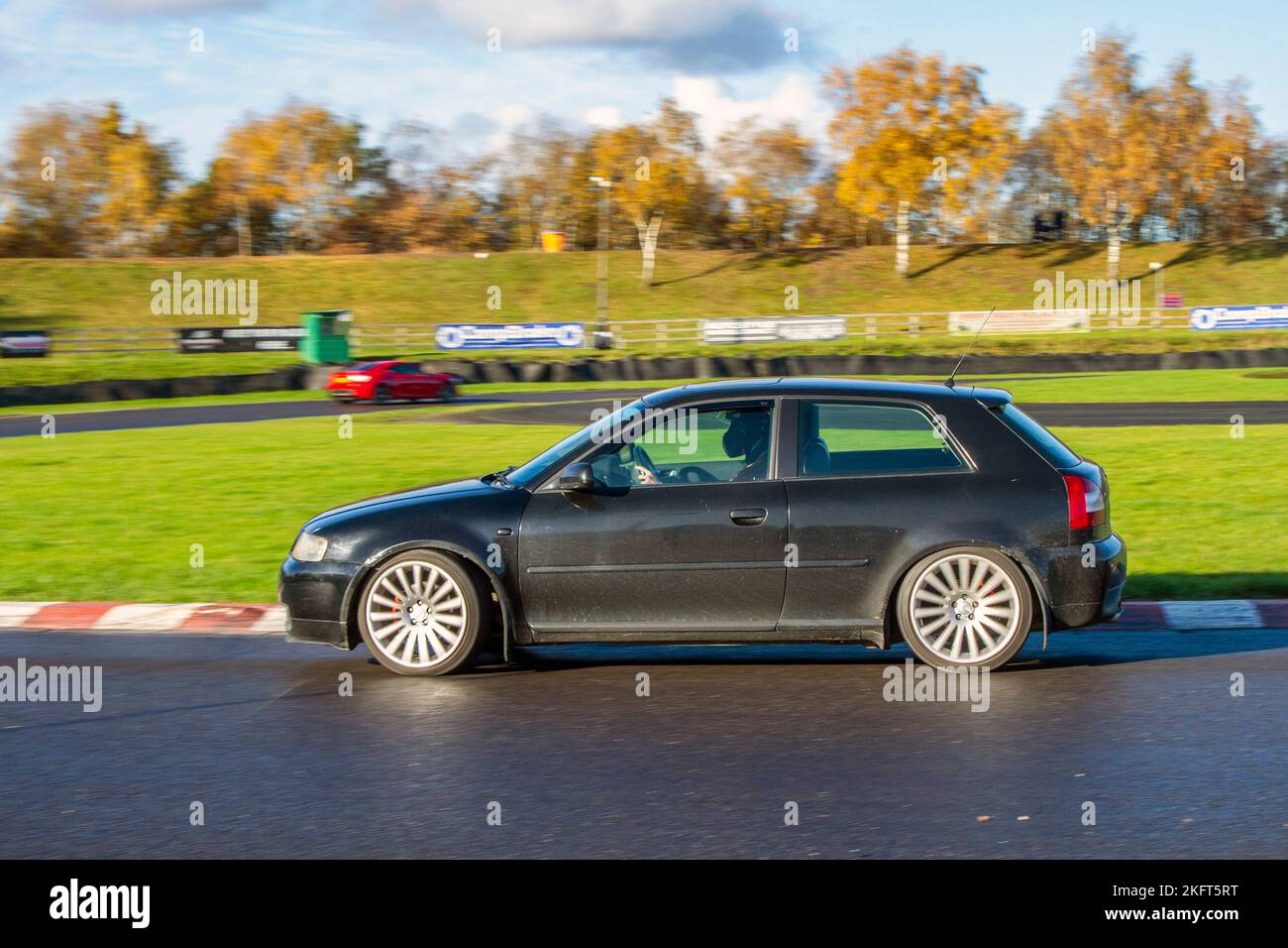 RENAULT Revoz Sport fährt auf anspruchsvollen High-Speed- und technischen, niedrig getriebene Kurven auf der Rennstrecke Three Sisters in der Nähe von Wigan, Großbritannien Stockfoto