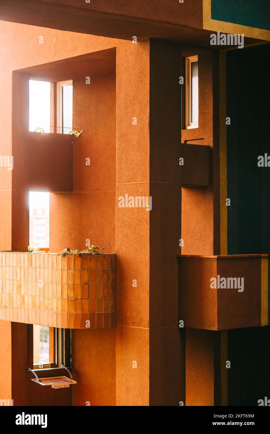 Außenansicht eines Wohngebäudes mit geometrischen Elementen und orangefarbenen Wänden in Barcelona, Spanien Stockfoto