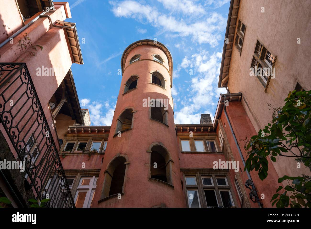 Gebäude mit rosafarbenem Turm in Lyon, Frankreich Stockfoto