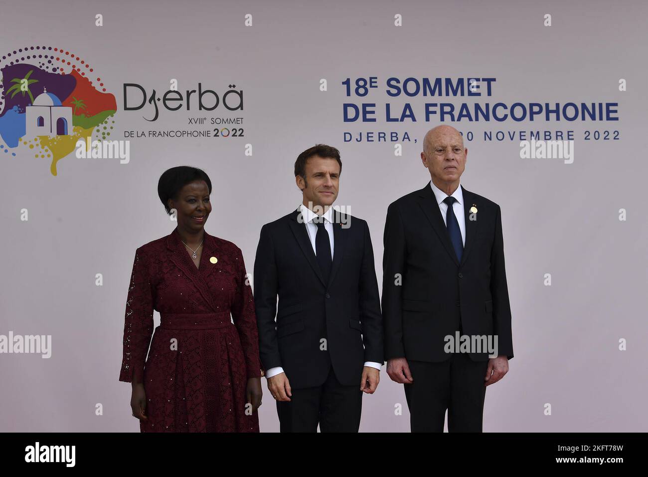 (221120) -- TUNIS, 20. November 2022 (Xinhua) -- die Generalsekretärin von La Francophonie, Louise Mushikiwabo (L), der französische Präsident Emmanuel Macron (C) und der tunesische Präsident Kais Saied posieren für ein Foto auf dem Gipfel der Internationalen Organisation von La Francophonie 18. auf der Insel Djerba, Tunesien am 19. November 2022. Der 18. Gipfel der Internationalen Organisation der Frankophonie (International Organization of La Frankophonie), der gemeinhin als La Frankophonie bekannt ist, startete am Samstag auf der Insel Djerba im Süden Tunesiens. Insgesamt 89 Delegationen aus der ganzen frankophonen Welt, darunter aus Frankreich, Kanada, Senegal und dem Europäischen Rat Stockfoto