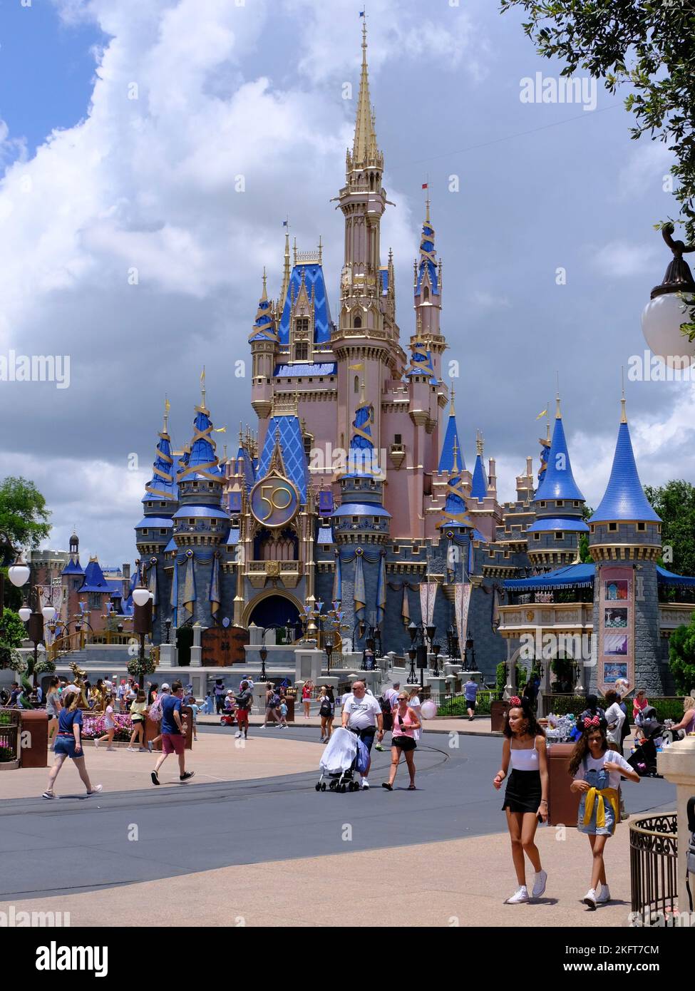 Menschen genießen ihre Zeit im Cinderella Castle in Walt Disney World, Orlando, Florida Stockfoto