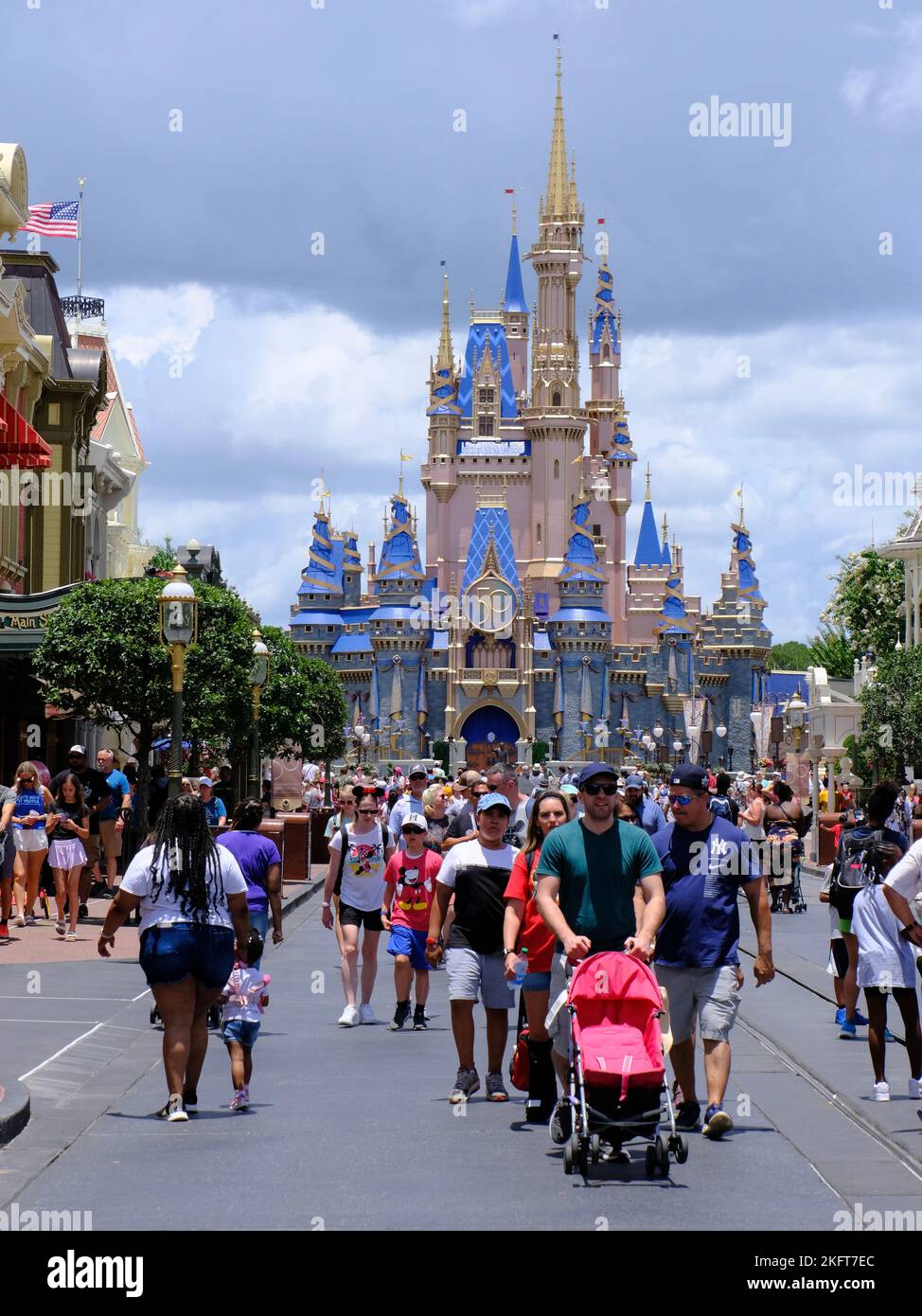 Menschen genießen ihre Zeit im Cinderella Castle in Walt Disney World, Orlando, Florida Stockfoto