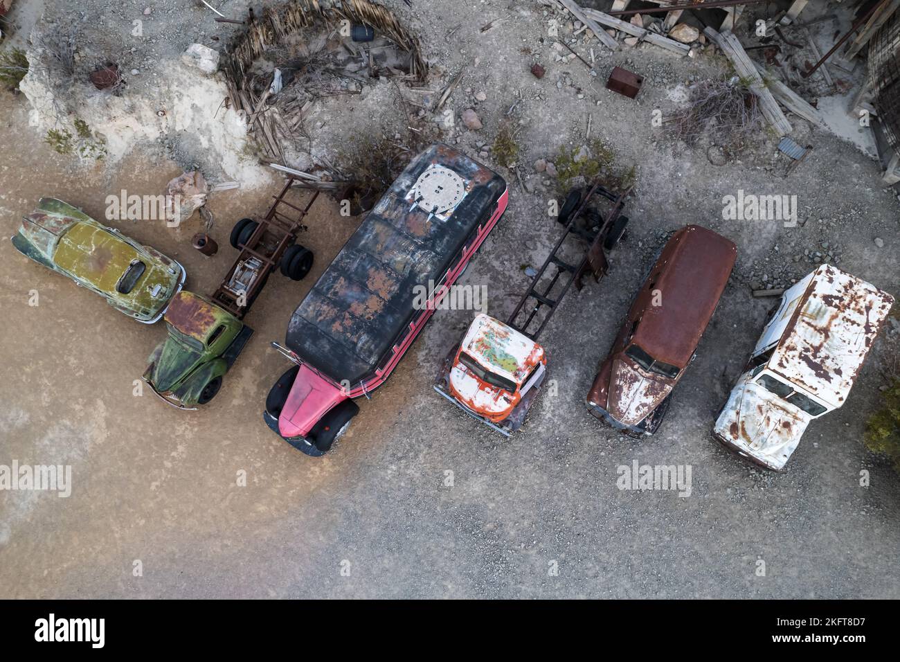 Von oben Drohnenansicht von korrodierten Fahrzeugen, die sich tagsüber auf Schrottplatz in den USA befinden Stockfoto