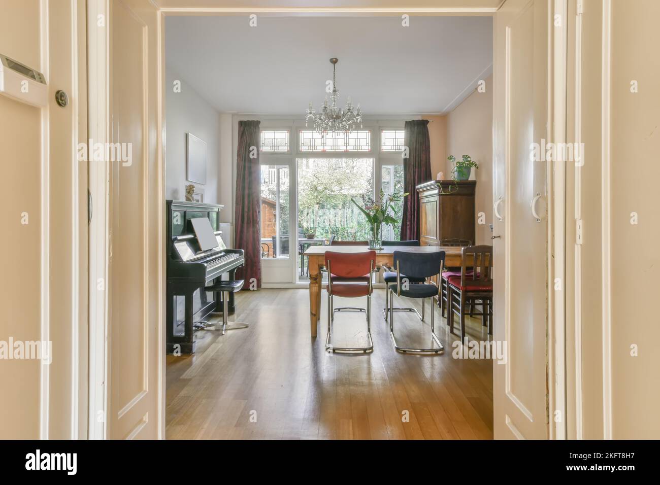 Interieur des klassisch gestalteten Wohnzimmers vor dem Klavier im Apartment Stockfoto