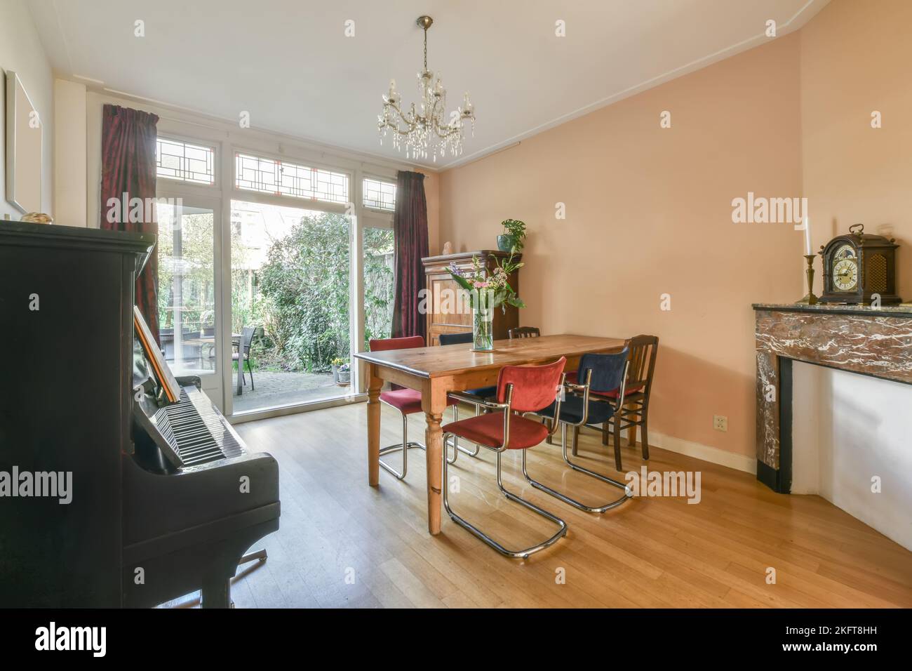 Interieur des klassisch gestalteten Wohnzimmers vor dem Klavier im Apartment Stockfoto