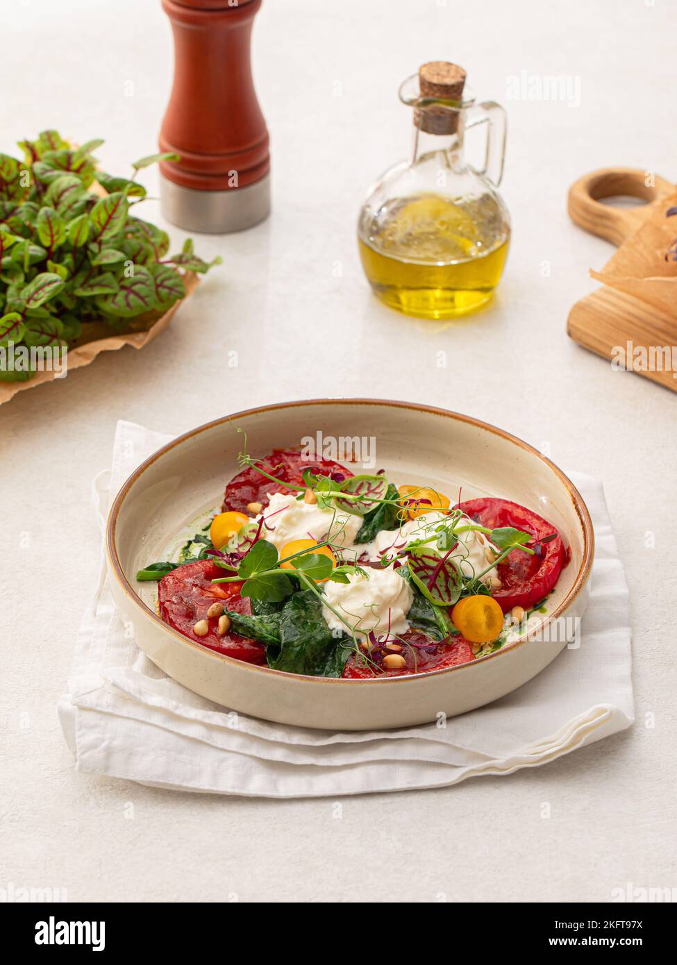 Portion gegrillte Tomaten und Stracciatella Stockfoto