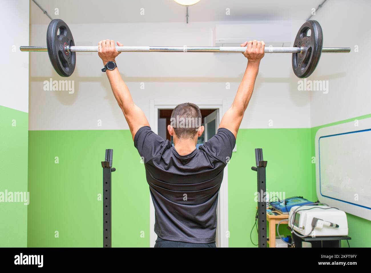 Ein Junge mit Powerlifting in einer kleinen Turnhalle Stockfoto