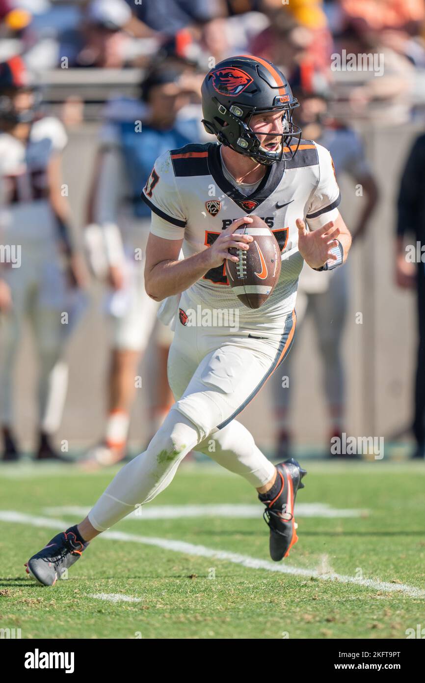 Ben Gulbranson (17), Quarterback der Oregon State Beavers, fällt zurück und sucht nach einem Verteidiger im Down Field während eines NCAA Football-Spiels gegen die Arizona State Sun Devils, Samstag, den 19. November 2022, in Tempe, AZ Oregon State besiegte Arizona State mit 31:7. (Marcus Wilkins/Image of Sport) Stockfoto