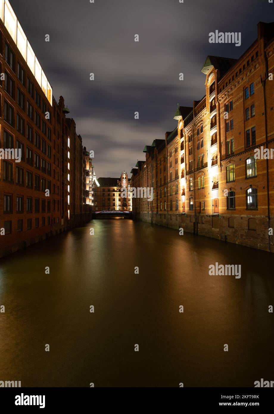 Eine vertikale Aufnahme eines Sees, der nachts von alten Gebäuden umgeben ist Stockfoto
