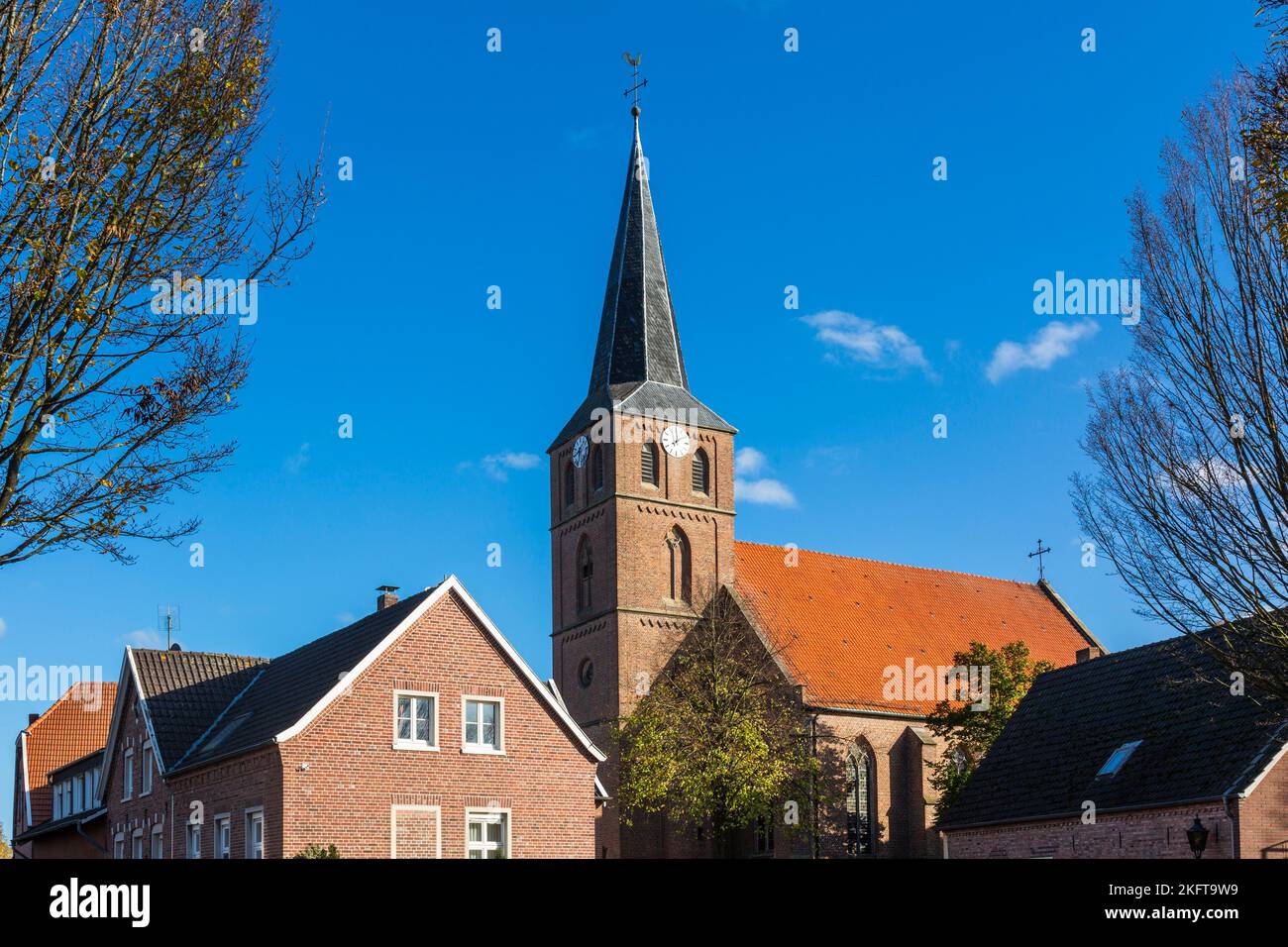 Deutschland, Vreden, Berkel, Westmuensterland, Münsterland, Westfalen, Nordrhein-Westfalen, NRW, Vreden-Ammeloe, katholische Pfarrkirche St. Antonius Abt, Neugotik, Wohngebäude, Spätsommer, herbstlich Stockfoto