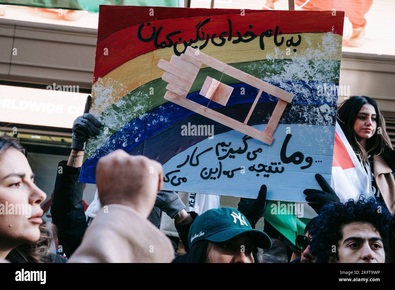 New York, Usa. 19.. November 2022. Ein Protestler hält während der Demonstration ein Plakat mit seiner Meinung. Tausende marschieren zum Hauptsitz der Vereinten Nationen, um des blutigen November 2019 zu gedenken, als die iranischen Sicherheitskräfte angeblich rund 1500 Demonstranten getötet haben. Mitglieder der iranischen Diaspora sprachen sich gegen die tödliche Niederschlagung von Protesten aus, die nach dem Tod des Mahsa Amini in der Haft der sogenannten moralischen Polizei des Iran ausbrachen, und forderten Maßnahmen der Vereinten Nationen. Kredit: SOPA Images Limited/Alamy Live Nachrichten Stockfoto