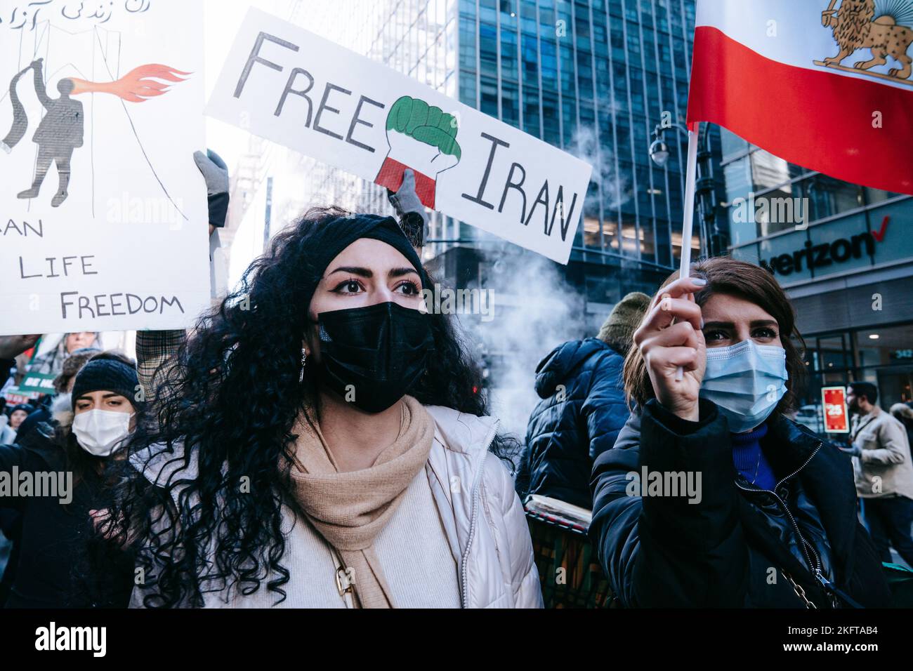 New York, Usa. 19.. November 2022. Die Demonstranten betonen, dass sie während der Demonstration nichts weniger als einen Regimewechsel im Iran wollen. Tausende marschieren zum Hauptsitz der Vereinten Nationen, um des blutigen November 2019 zu gedenken, als die iranischen Sicherheitskräfte angeblich rund 1500 Demonstranten getötet haben. Mitglieder der iranischen Diaspora sprachen sich gegen die tödliche Niederschlagung von Protesten aus, die nach dem Tod des Mahsa Amini in der Haft der sogenannten moralischen Polizei des Iran ausbrachen, und forderten Maßnahmen der Vereinten Nationen. (Foto: Olga Fedorova/SOPA Images/Sipa USA) Quelle: SIPA USA/Alamy Live News Stockfoto