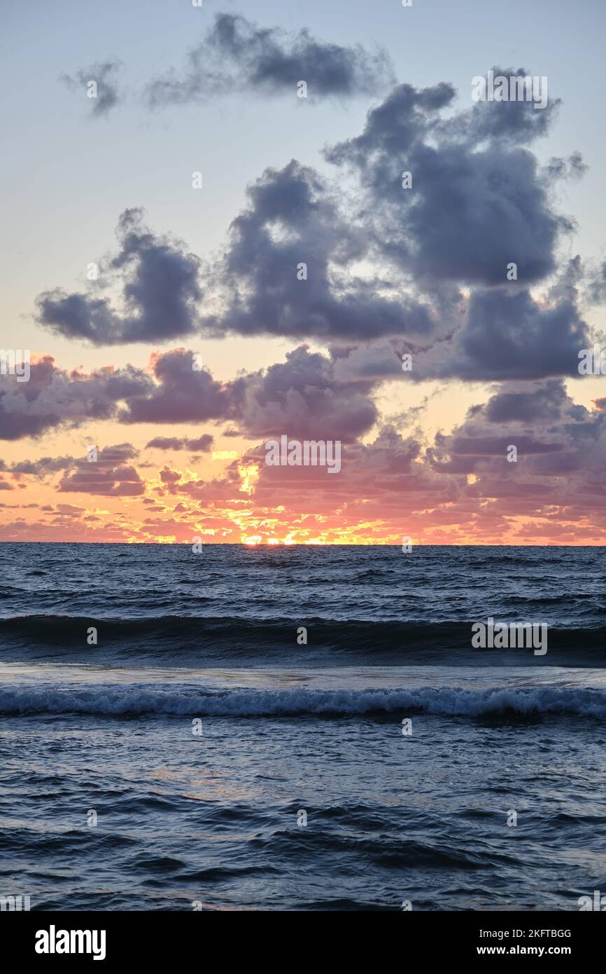 Dramatischer Himmel bei Sonnenuntergang im Sommer und tropisches Meer in der Abenddämmerung. Strand Sand, Meer und blauer Himmel mit Wolken Stockfoto