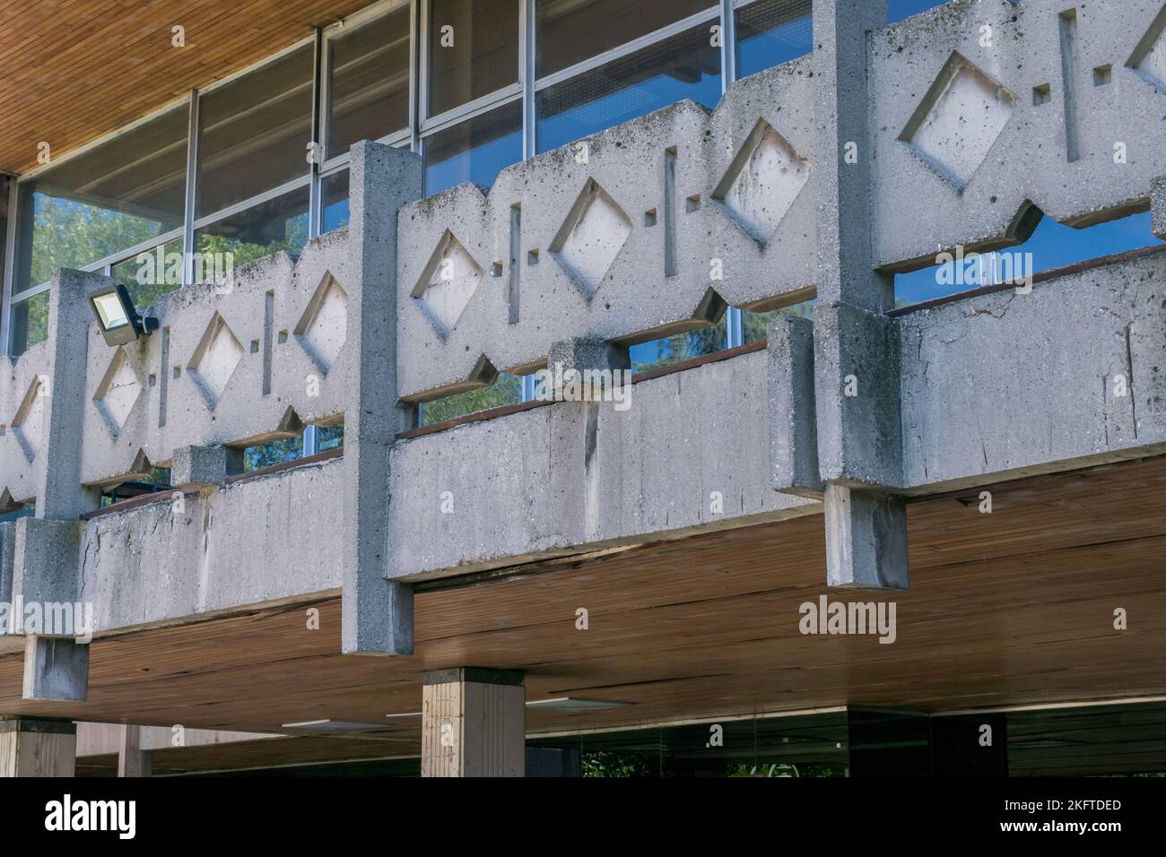 Das brutalistische Äußere und die Fassade der nationalen Universitätsbibliothek in Skopje, Nordmakedonien. Konkrete moderne Brutalismus-Architektur, kommunistische Ära Stockfoto