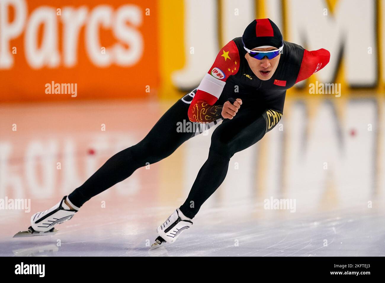 HEERENVEEN, NIEDERLANDE - 20. NOVEMBER: Haotian Wang aus China tritt am 20. November 2022 während der Speedskating-Weltmeisterschaft 2 in Thialf in Heerenveen, Niederlande, in der Männer-B-Gruppe 1500m an (Foto: Andre Weening/Orange Picles) Stockfoto