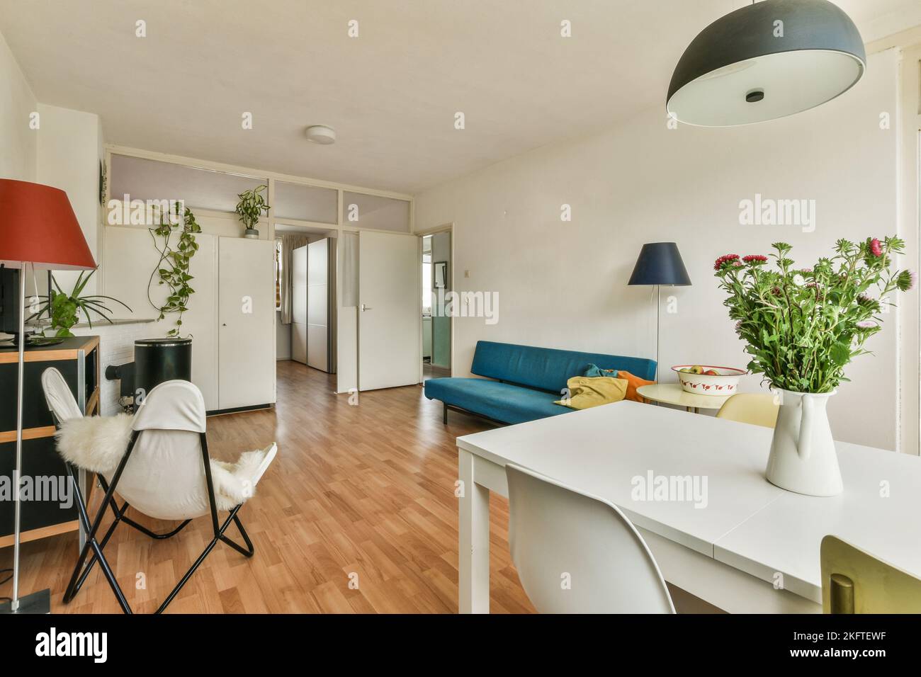 Home Interior Design des gemütlichen Wohnzimmer mit Kamin und bequemen Sofa und TV bei Tageslicht Stockfoto