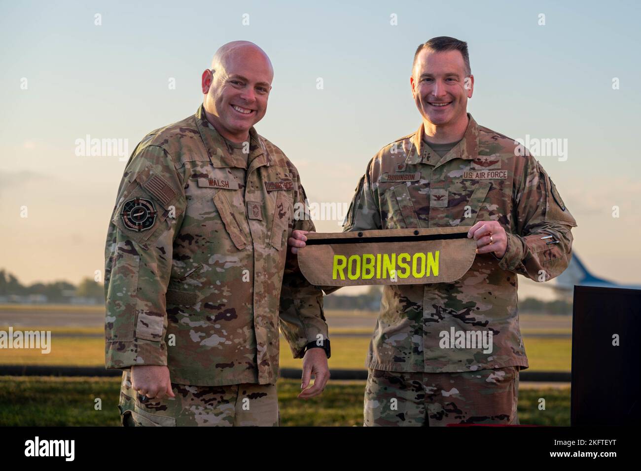 US Air Force Chief Master Sgt. Timothy Walsh, 375. Leiter der Bauingenieursfeuerwehr, übergibt Col. Chris Robinson, 375. Kommandant des Luftmobilitätsflügels, am 6. Oktober 2022 auf der Fire Station 1 auf dem Luftwaffenstützpunkt Scott, Illinois, ein Namensschild. Robinson verkündete den Beginn der Woche der Brandverhütung auf der Basis des Bahnhofs und begann eine Woche voller Veranstaltungen auf der Basis. Stockfoto