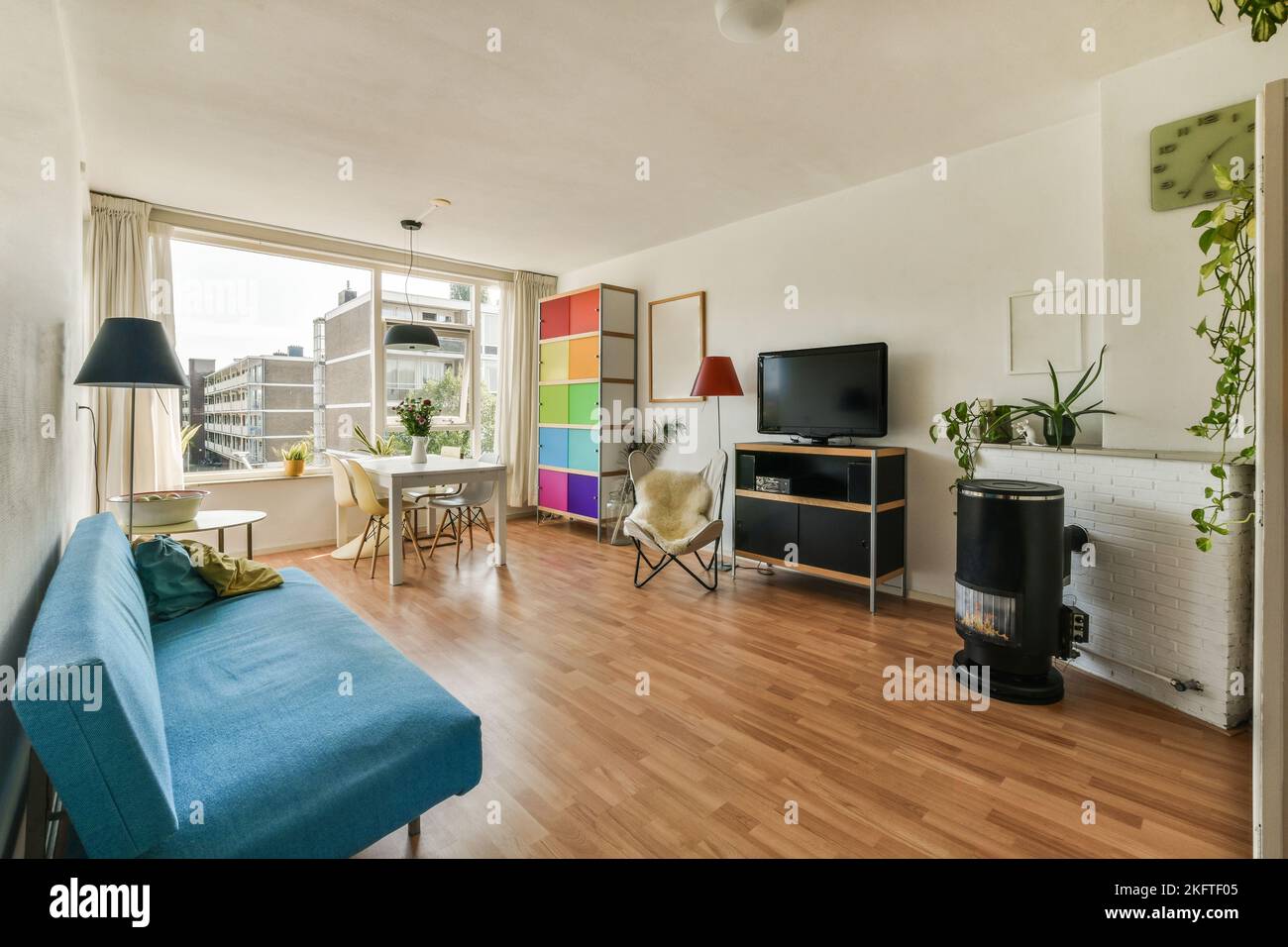 Home Interior Design des gemütlichen Wohnzimmer mit Kamin und bequemen Sofa und TV bei Tageslicht Stockfoto