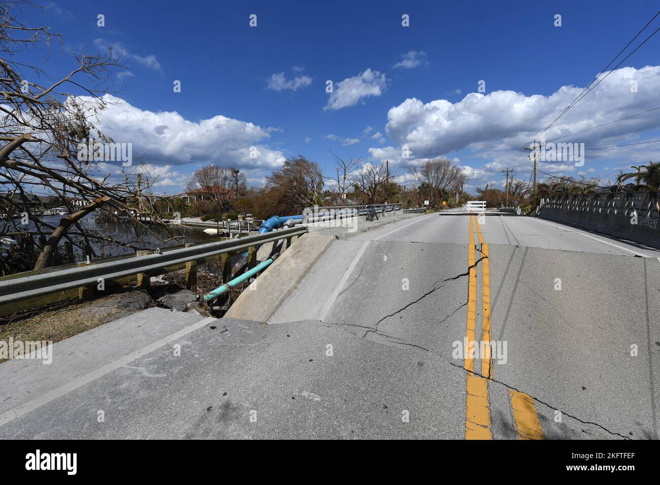 Sanibel Island, FL, USA--10/06/2022--- Eine Brücke wurde nach dem US-amerikanischen Unfallregenten Ian beschädigt. Jocelyn Augustino/FEMA Stockfoto