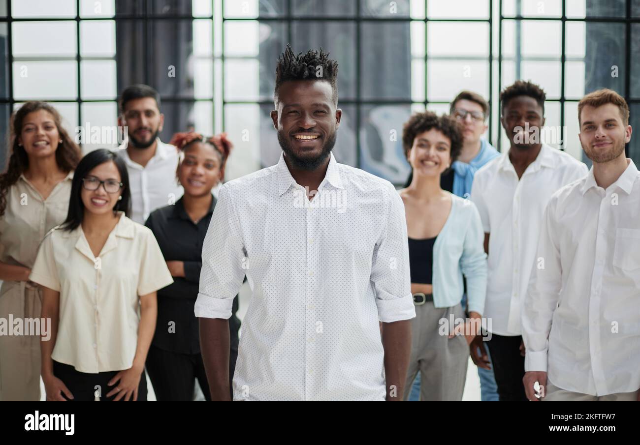 Gruppe von jungen Unternehmern und Designern. Arbeiten sie auf neues Projekt. Start-up-Konzept Stockfoto