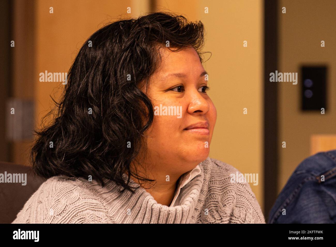 Aimee Dacanay, Assistant Product Manager beim Warfighter Health, Performance and Evacuation Project Management Office der US Army Medical Materials Development Activity, hört während des Leadership Development Cohort Program (LDCP), Fort Detrick, MD., 6. Oktober 2022. LDCP soll Studenten dabei unterstützen, ihre Führungskompetenzen zu verbessern und sich auf zukünftige und größere Verantwortung innerhalb ihres Unternehmens vorzubereiten. USAMMDA, der führende Entwickler neuer Medikamente, Impfstoffe, Geräte und medizinischer Hilfsgeräte der US-Armee, arbeitet routinemäßig mit Einheiten des US-Verteidigungsministeriums und Organisationen außerhalb des US-Verteidigungsministeriums zusammen Stockfoto